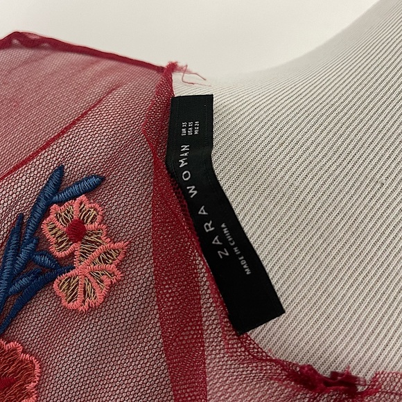 ZARA BURGUNDY SHEER FLORAL DETAIL WITH RUFFLED HEMLINE SIZE XSMALL - Picture 3 of 8